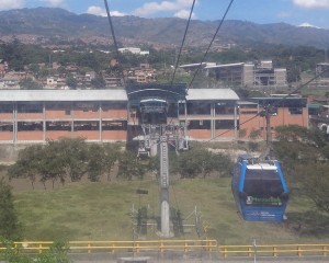 Estação de Metrô e Metrocable (Teleférico) de Medellín